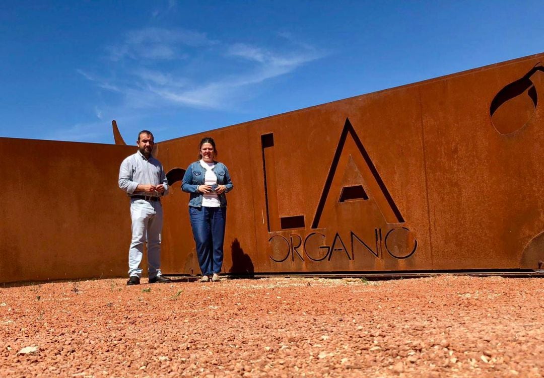 El concejal de Urbanismo, Fco. Márquez, y la alcaldesa, Teresa Valdenebro han visitado las instalaciones de la almazara