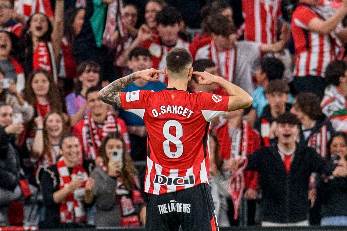 BILBAO, 13/04/2025.- El centrocampista del Athletic Oihan Sancet celebra tras marcar el primer gol del equipo bilbaíno, durante el partido de LaLiga que Athletic Club y Rayo Vallecano disputan este domingo en el estadio de San Mamés, en Bilbao. EFE/Javier Zorrilla
