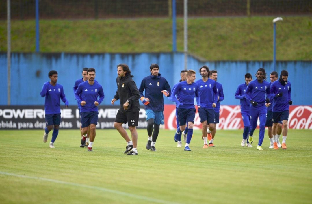 La plantilla del Oviedo durante la última sesión de entrenamiento en El Requexón.