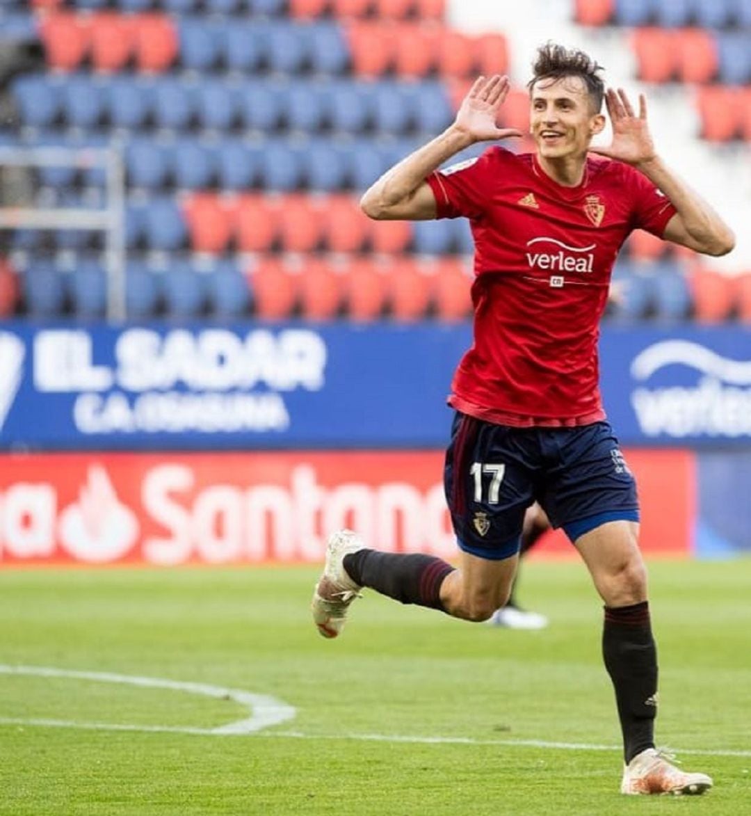 Budimir celebrando un gol en el Sadar 