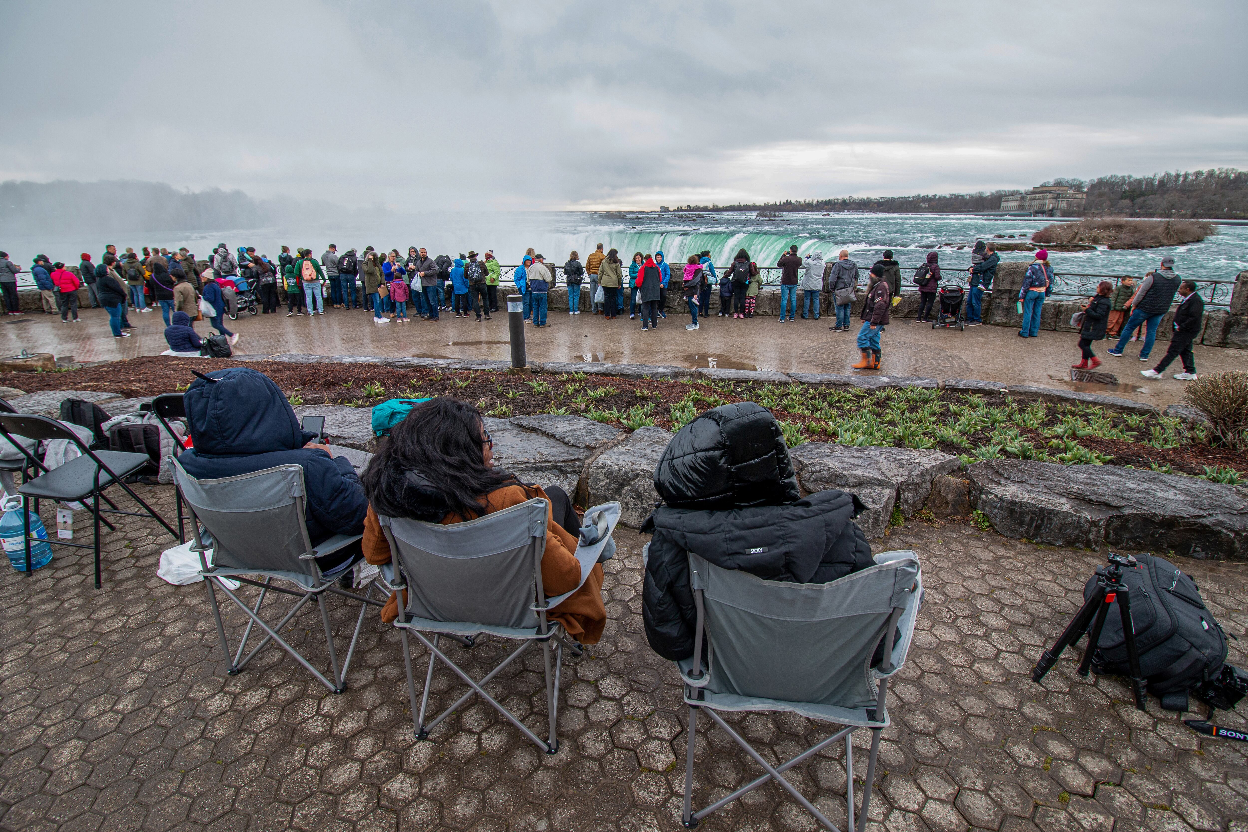 Un grupo de personas se preparan para observar el eclipse solar este lunes, en las Cataratas del Niágara (Canadá).