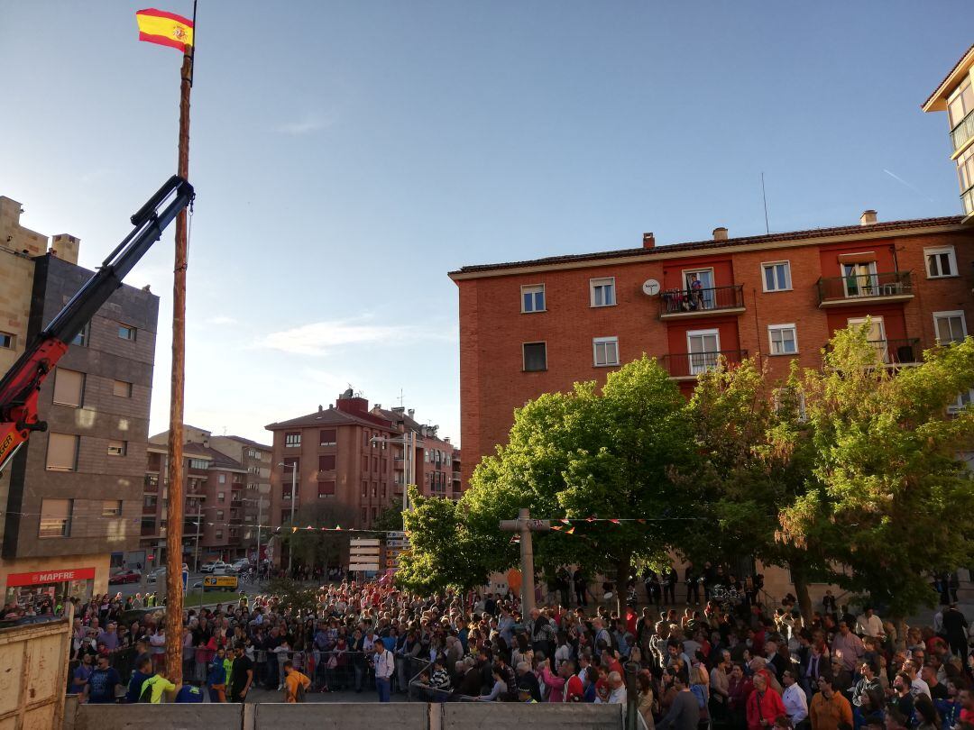 El público abarrotó la Plaza del Cristo del Mercado durante la colocación del Mayo