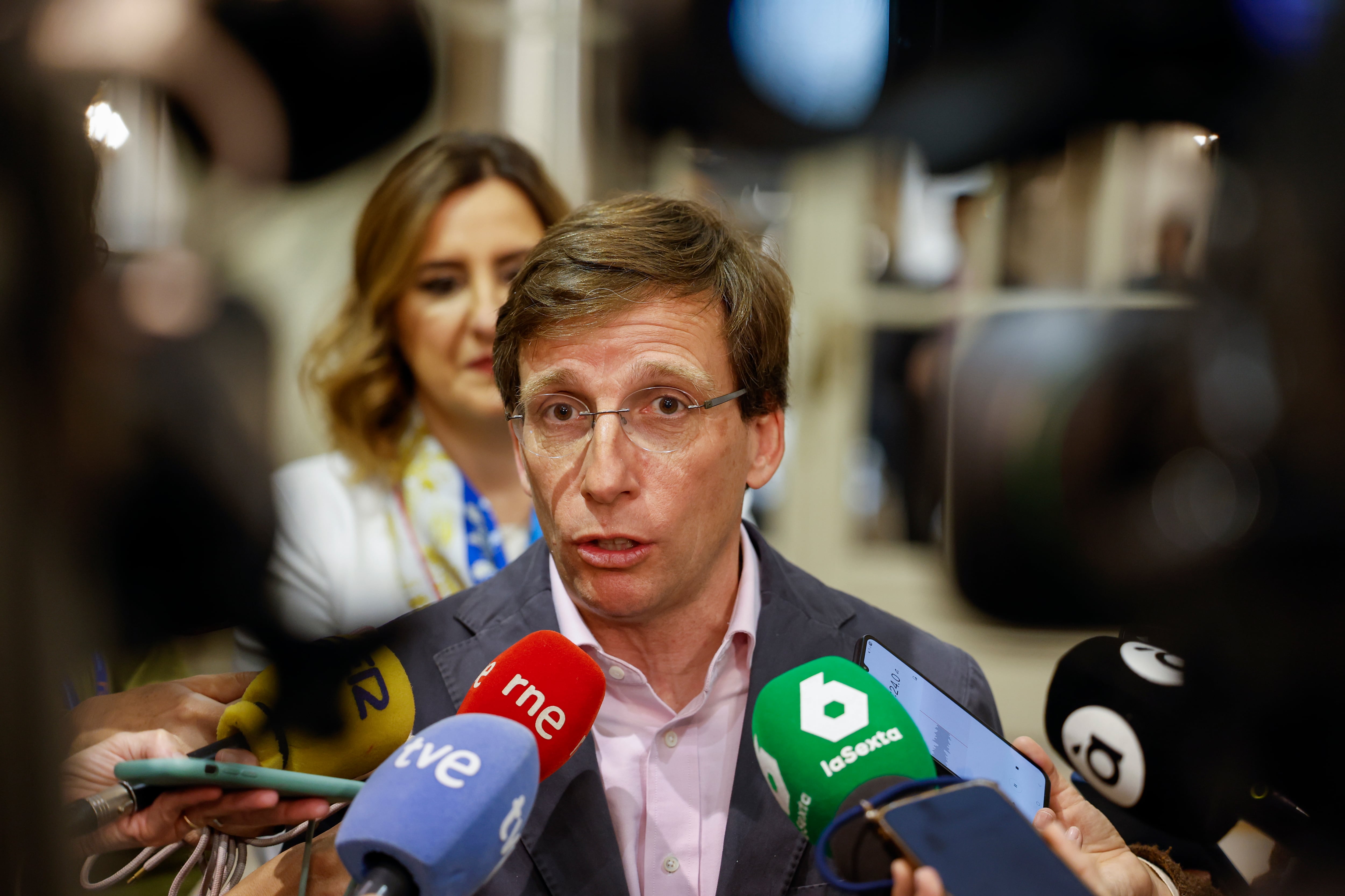 GRAFCVA2781. VALENCIA, 16/03/2026.- El alcalde de Madrid, José Luis Martínez Almeida, realiza declaraciones tras el acto de la firma, junto a la alcaldesa de València, María José Catalá, y representantes de los ayuntamientos de Barcelona, Málaga, San Sebastián, Sevilla y Zaragoza, del protocolo para la creación de la Red de Destinos Turísticos Urbanos. EFE/Ana Escobar