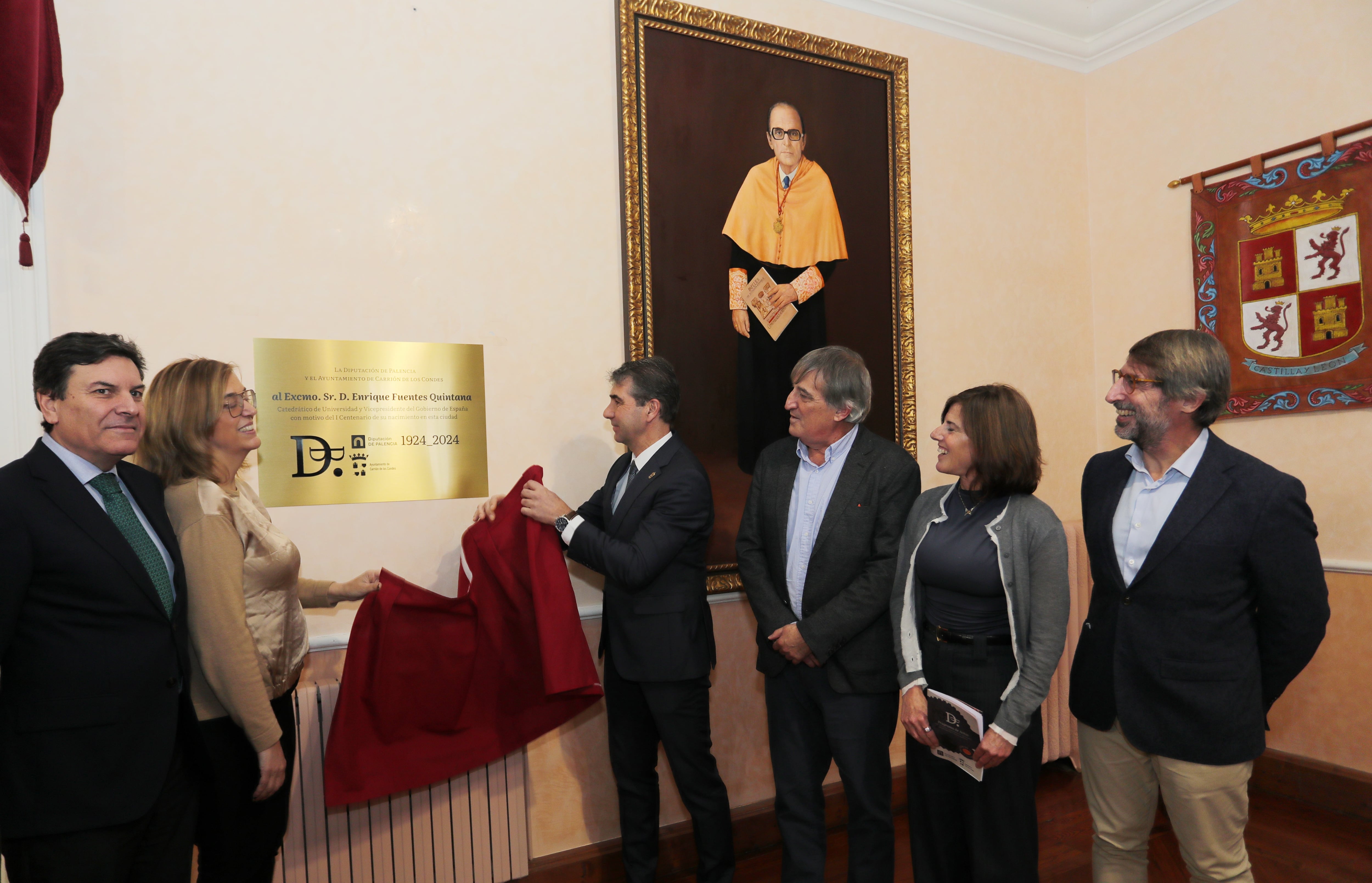 El consejero de Economía y Hacienda y portavoz de la Junta, Carlos Fernández Carriedo(I), asiste al homenaje al economista Enrique Fuentes Quintana con motivo del centenario de su nacimiento, en la imagen descubrimiento de una placa en el salón de plenos del Ayuntamiento, a la derecha la familia del economista