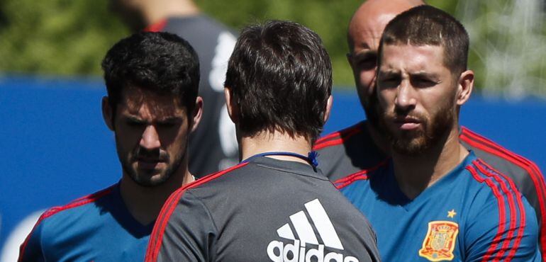 Lopetegui charla durante un entrenamiento con Isco y Ramos