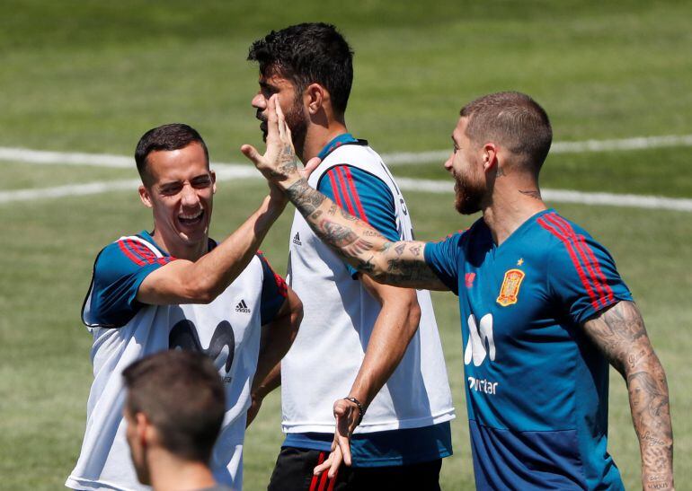 Ramos y Lucas se saludan en un entrenamiento de la selección