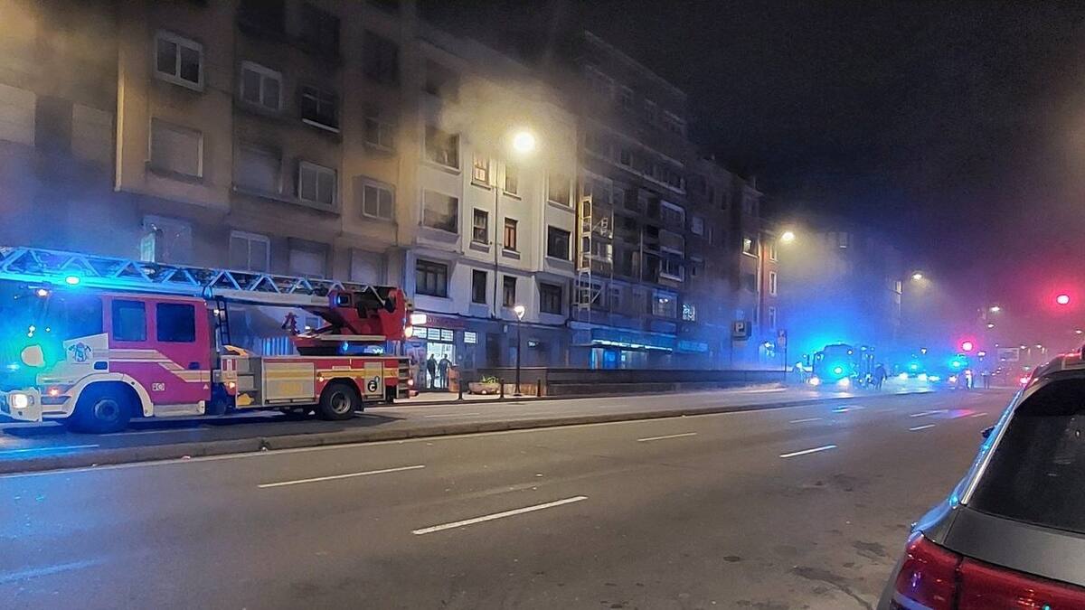 Tres vehículos resultan calcinados en un incendio en el parking de Os Mallos