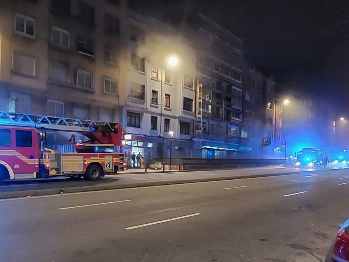Tres vehículos resultan calcinados en un incendio en el parking de Os Mallos