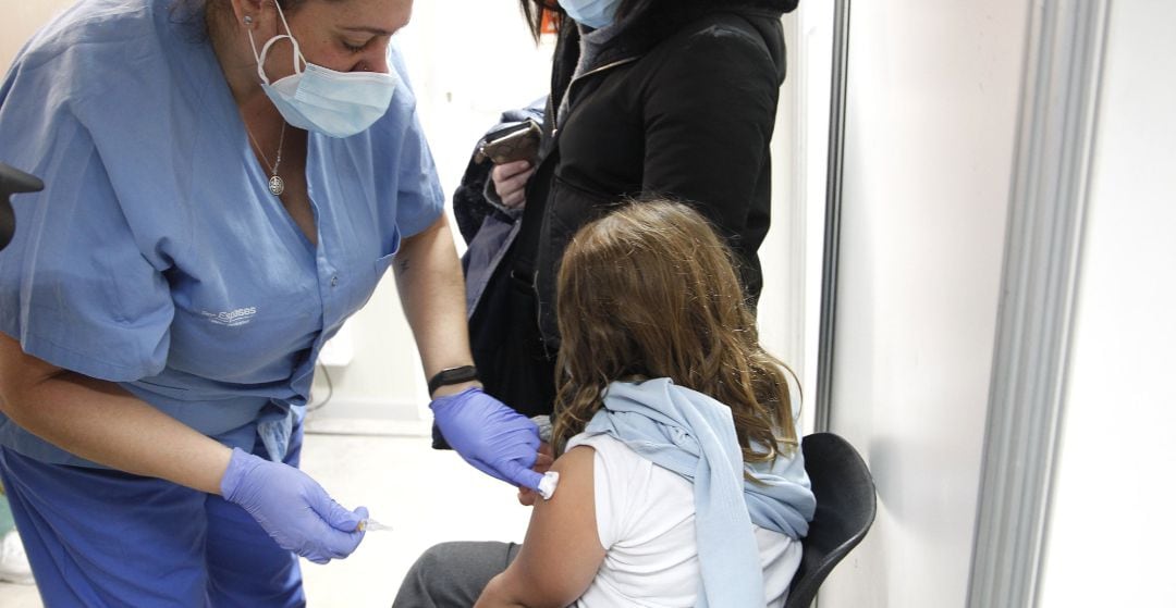 Una niña recibe una dosis de la vacuna contra la COVID