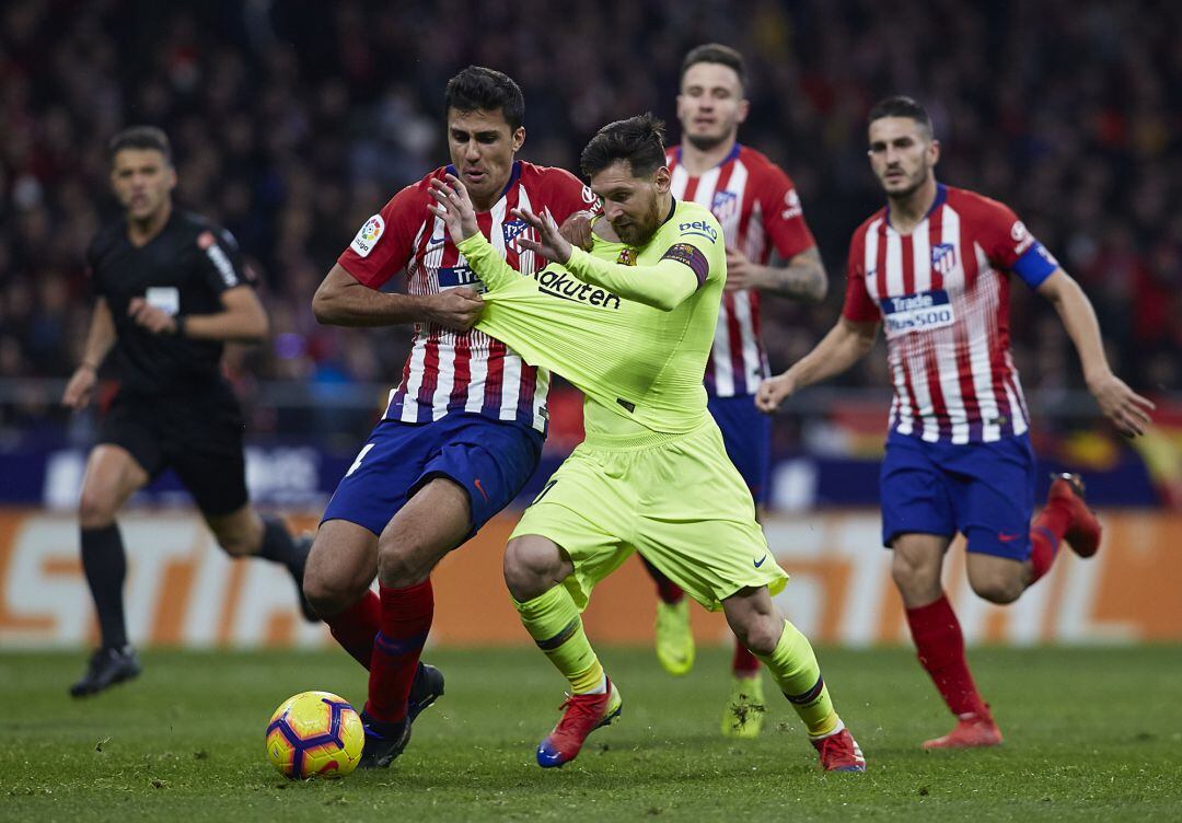 Rodrigo y Messi, en el Atlético 1 - Barcelona 1.