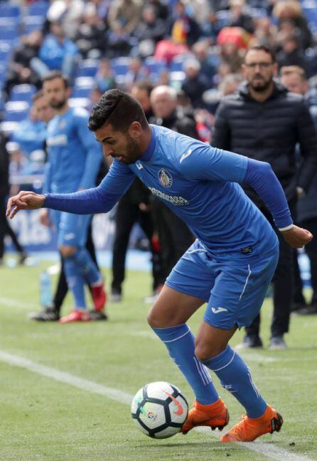 GRAF5309. GETAFE (MADRID), 29/04/2018.- El defensa del Girona, Pedro Alcalá (i), trata de robar el balón al delantero del Getafe, Ángel Rodríguez (d), durante el partido de La Liga Santander correspondiente a la jornada 35 que se disputa en el Coliseum Al