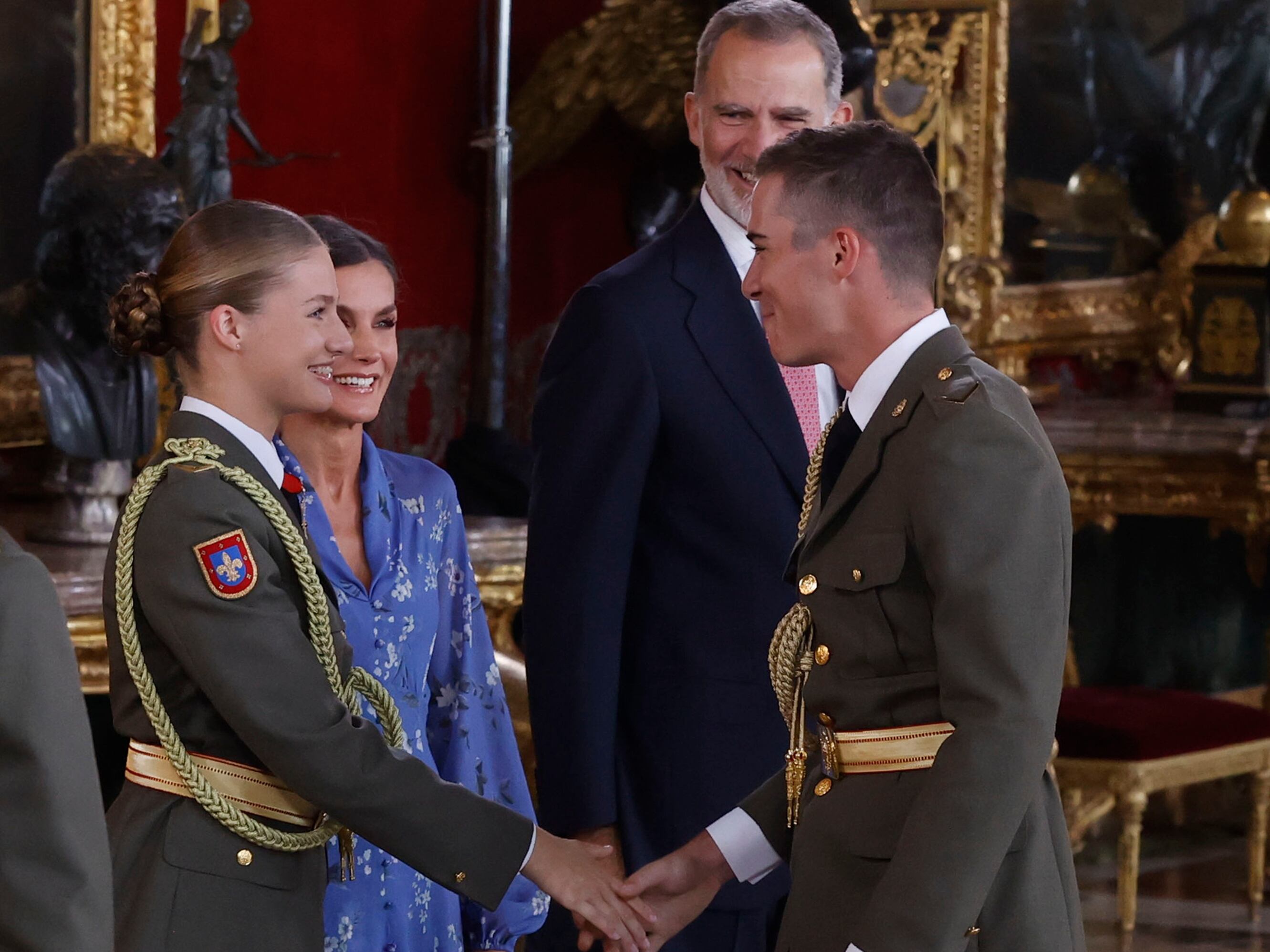 La princesa Leonor y los reyes Felipe VI y Letizia), saludan a los cadetes el pasado 12 de octubre, en lo que fue la imagen más comentada del desfile militar. EFE/ Juan Carlos Hidalgo / JUAN CARLOS HIDALGO
