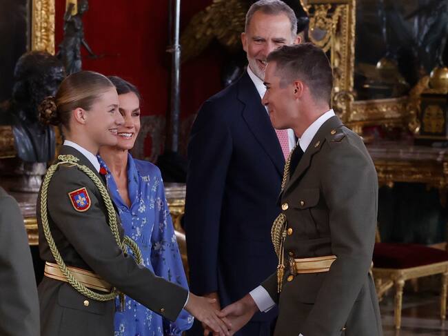 La princesa Leonor y los reyes Felipe VI y Letizia), saludan a los cadetes el pasado 12 de octubre, en lo que fue la imagen más comentada del desfile militar. EFE/ Juan Carlos Hidalgo / JUAN CARLOS HIDALGO