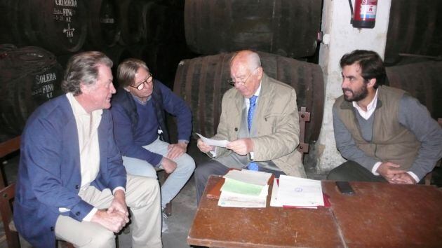 En la bodega recién comprada en noviembre de 2017, Carlos del Río, Peter Sisseck, Ángel Zamoran, fundador de la bodega, y Carlos del Río Jr.