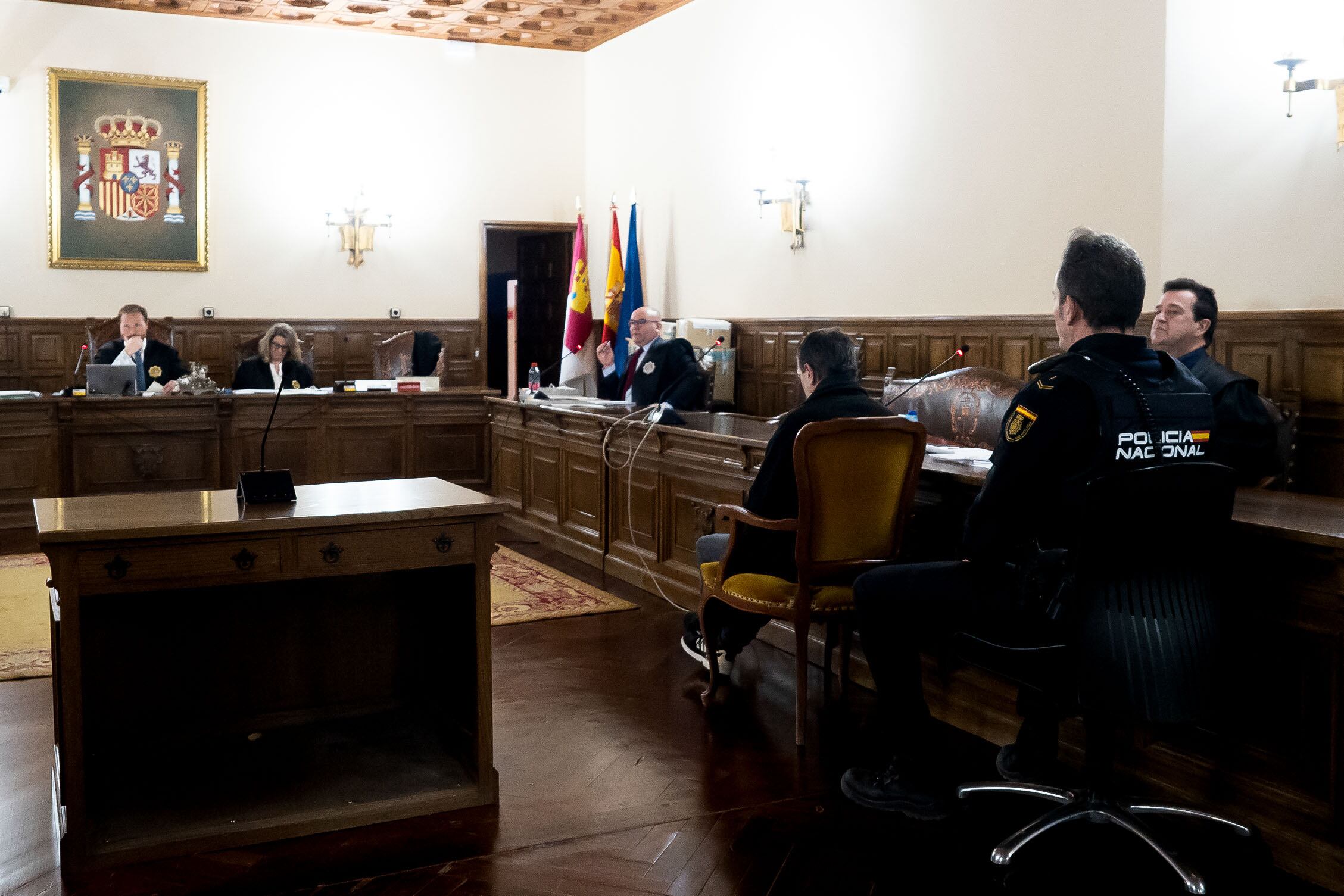 CUENCA, 07/03/2023.- Juicio contra F.J.M.A., acusado de asesinar a su madre quemándola en su vivienda de un pueblo de Cuenca, este martes. La Audiencia Provincial de Cuenca celebra desde este martes un juicio con jurado popular contra un acusado de asesinar a su madre quemándola en la vivienda familiar en un pueblo de Cuenca, para quien el fiscal pide 25 años de prisión. EFE/ José del Olmo POOL
