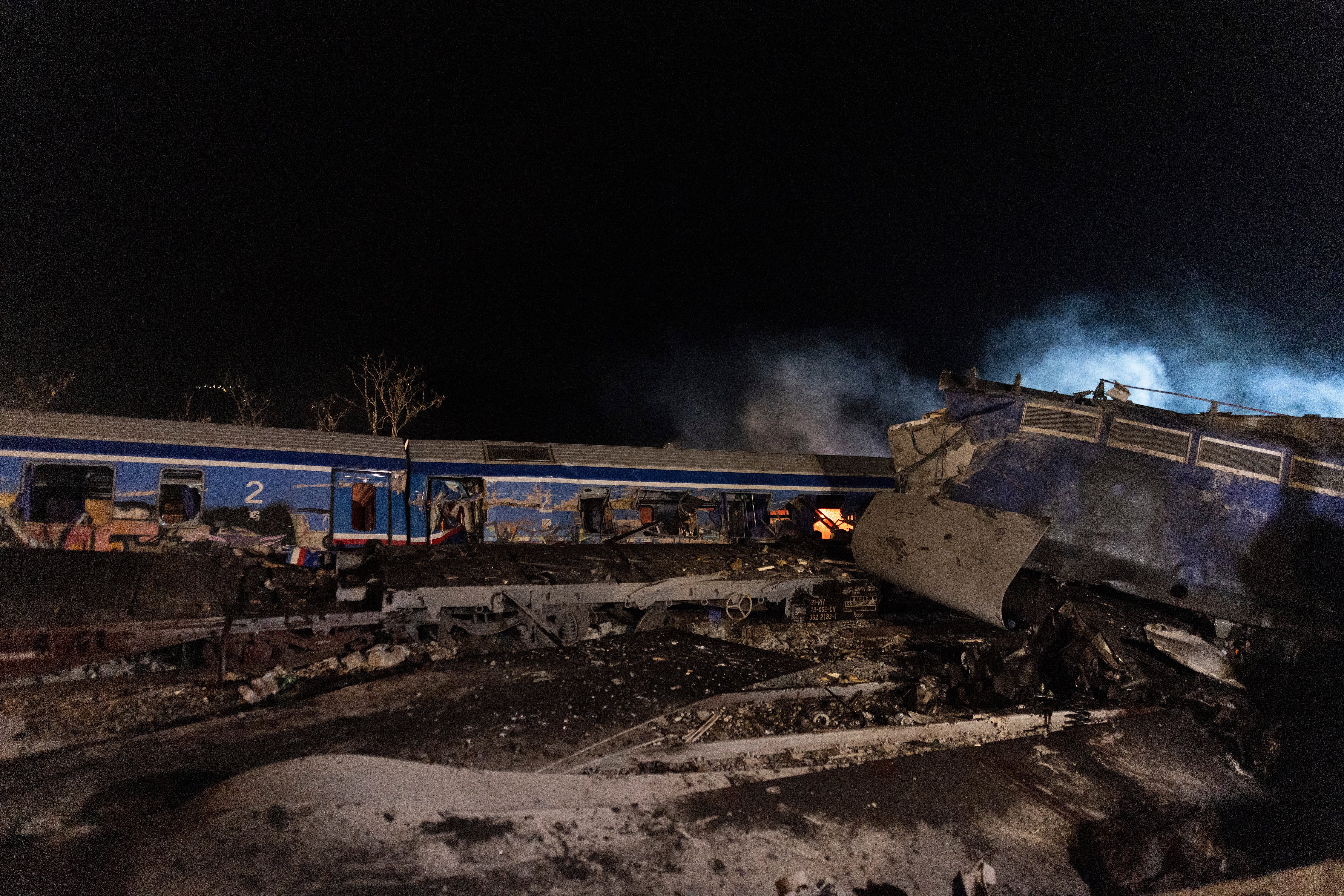 Vagones calcinados a causa del brutal choque de trenes.