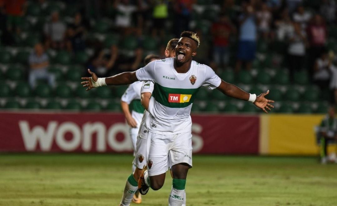 Sory Kaba celebra uno de sus goles con el Elche