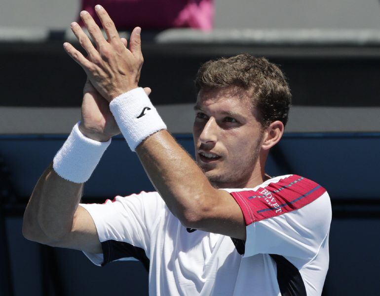 Pablo Carreno Busta de España aplaude tras el retiro por una lesión de Gilles Simon de Francia, en la segunda ronda del Abierto de Australia en Melbourne