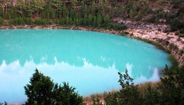 Laguna de La Gitana, en Cañada del Hoyo (Cuenca), con el color del agua blanquecino en los días más calurosos del verano.