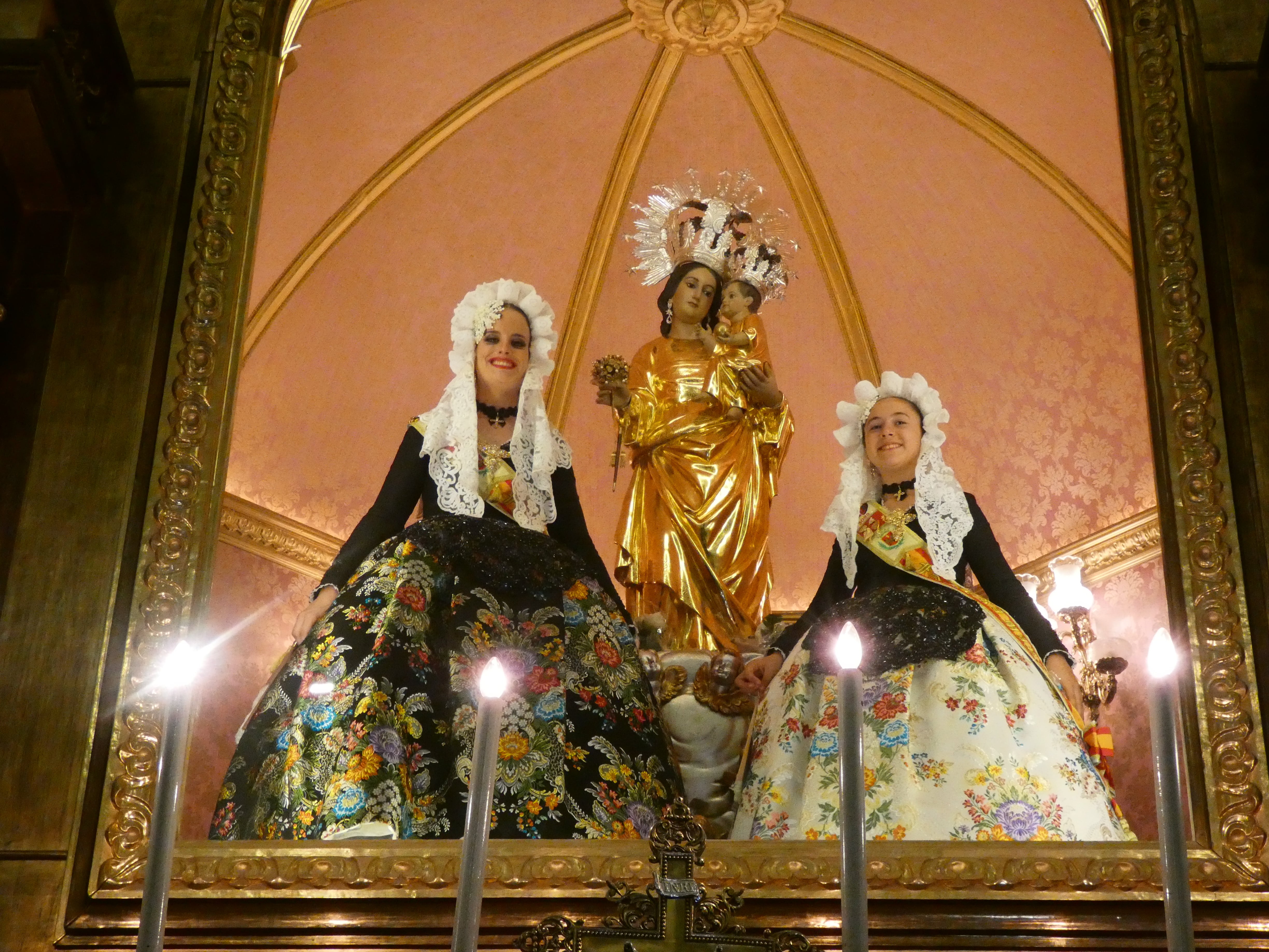 Las Falleras Mayores de Elda en el camarín de la Virgen de la Salud para ofrecerle sus ramos