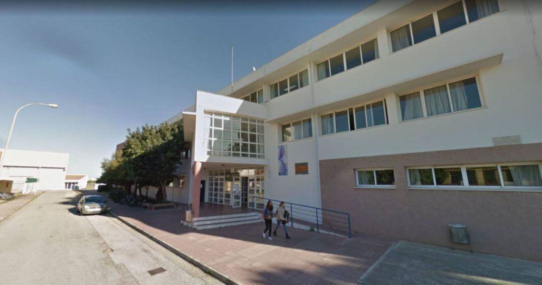 Malgrat les baixes temperatures les classes s'han de fer amb les finestres obertes per una correcta ventilació de les aules.