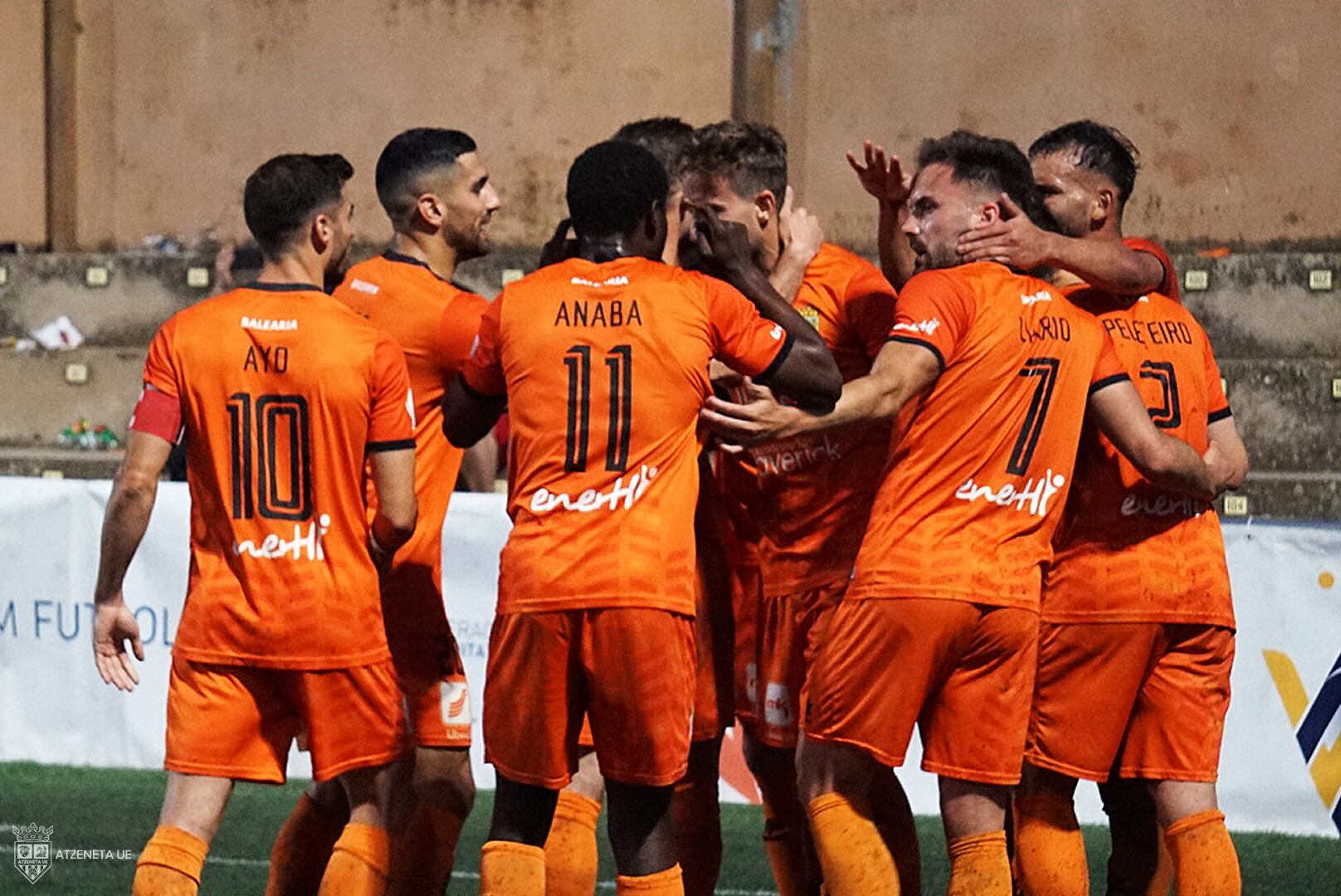Els jugadors de l'Atzeneta UE celebren l'1-0 de Nacho Porcar contra el CD Acero/ Atzeneta UE