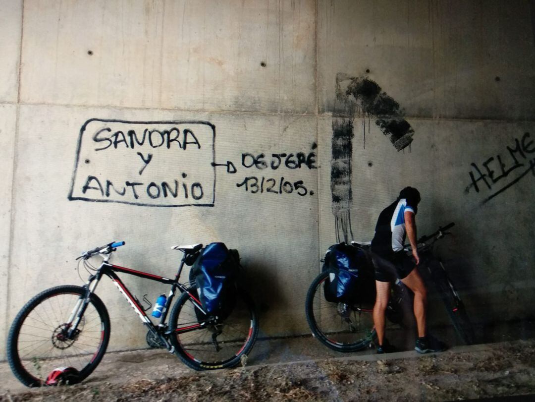 José Juan Luque se refugia del calor en el interior de un tunel. La Recompensa. Hoy por Hoy Córdoba