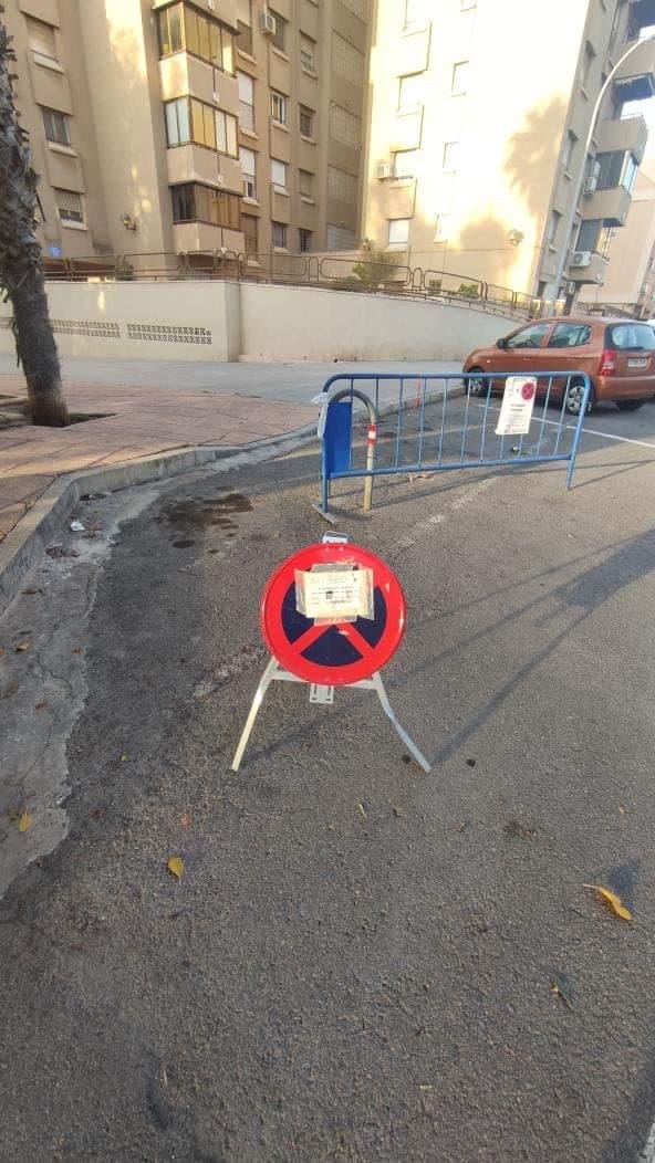 Señal que denuncia Compromís de la Policía Local de Calp en el barrio alicantino