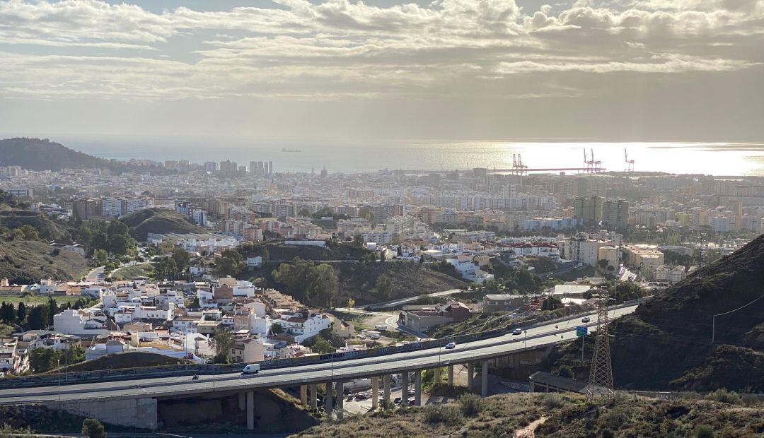 La capital maalgueña con el puerto de la ciudad de fondo