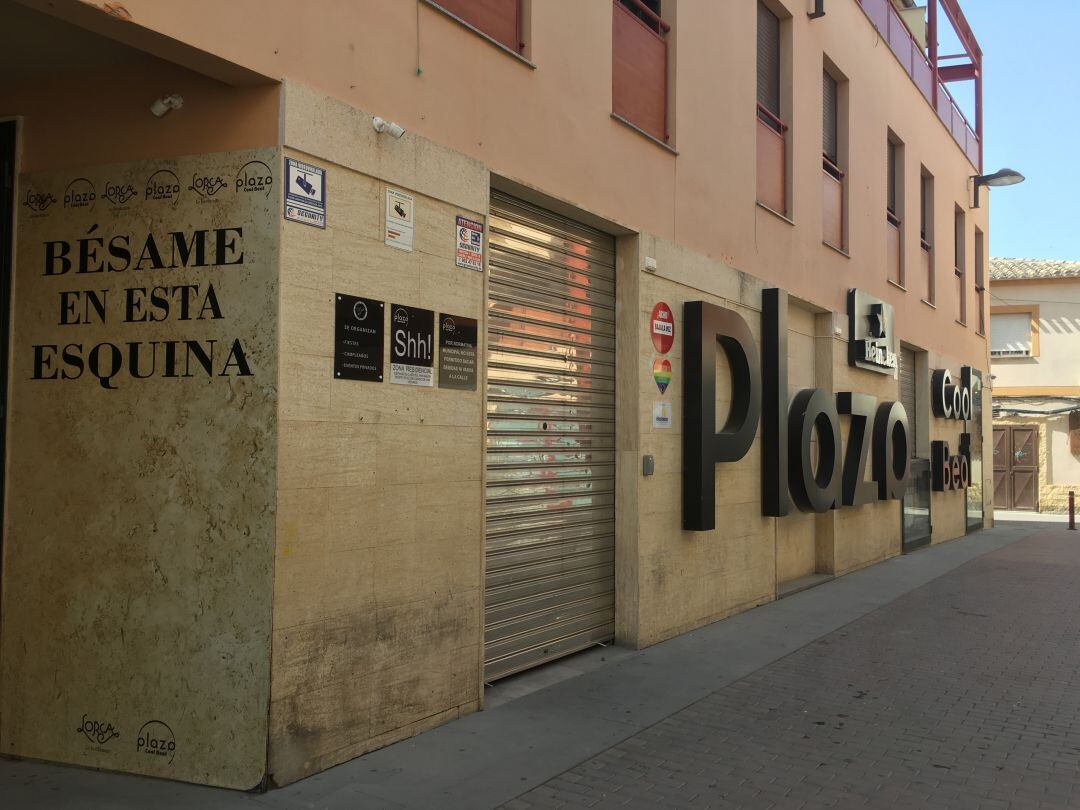 El pub Plaza, esta mañana, cerrado, a la espera de ser precintado