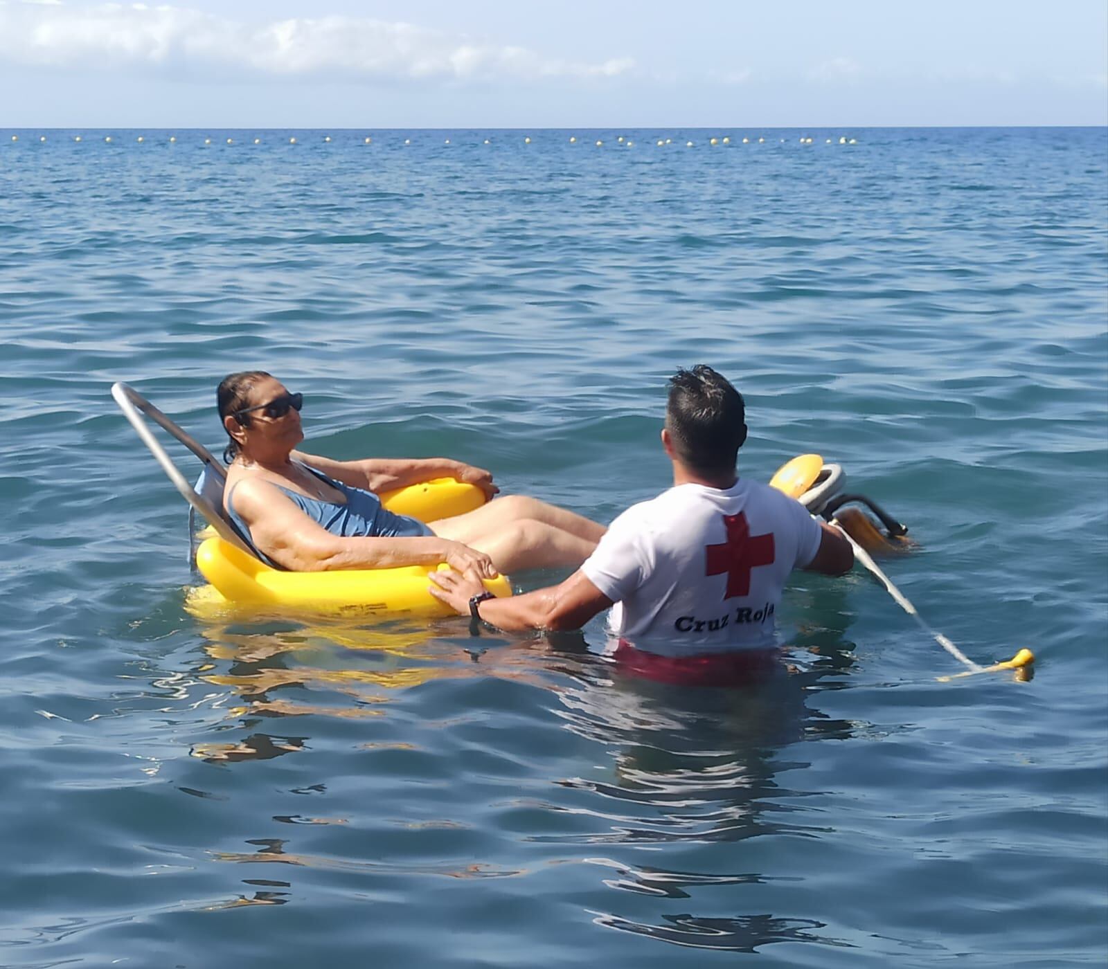 Mary Lorenzo con Cruz Roja en el mar