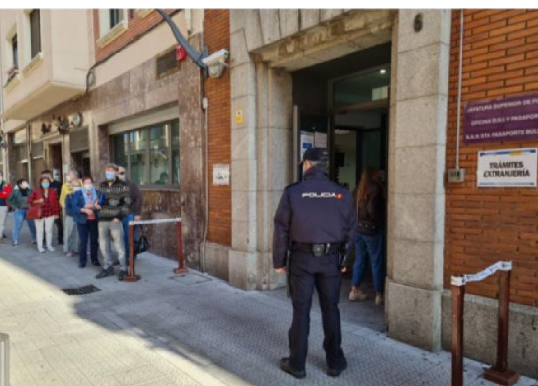 Imagen de ciudadanos esperando a ser atendidos para la realización de trámites documentales frente a la Jefatura Superior de Policía de Bilbao. 