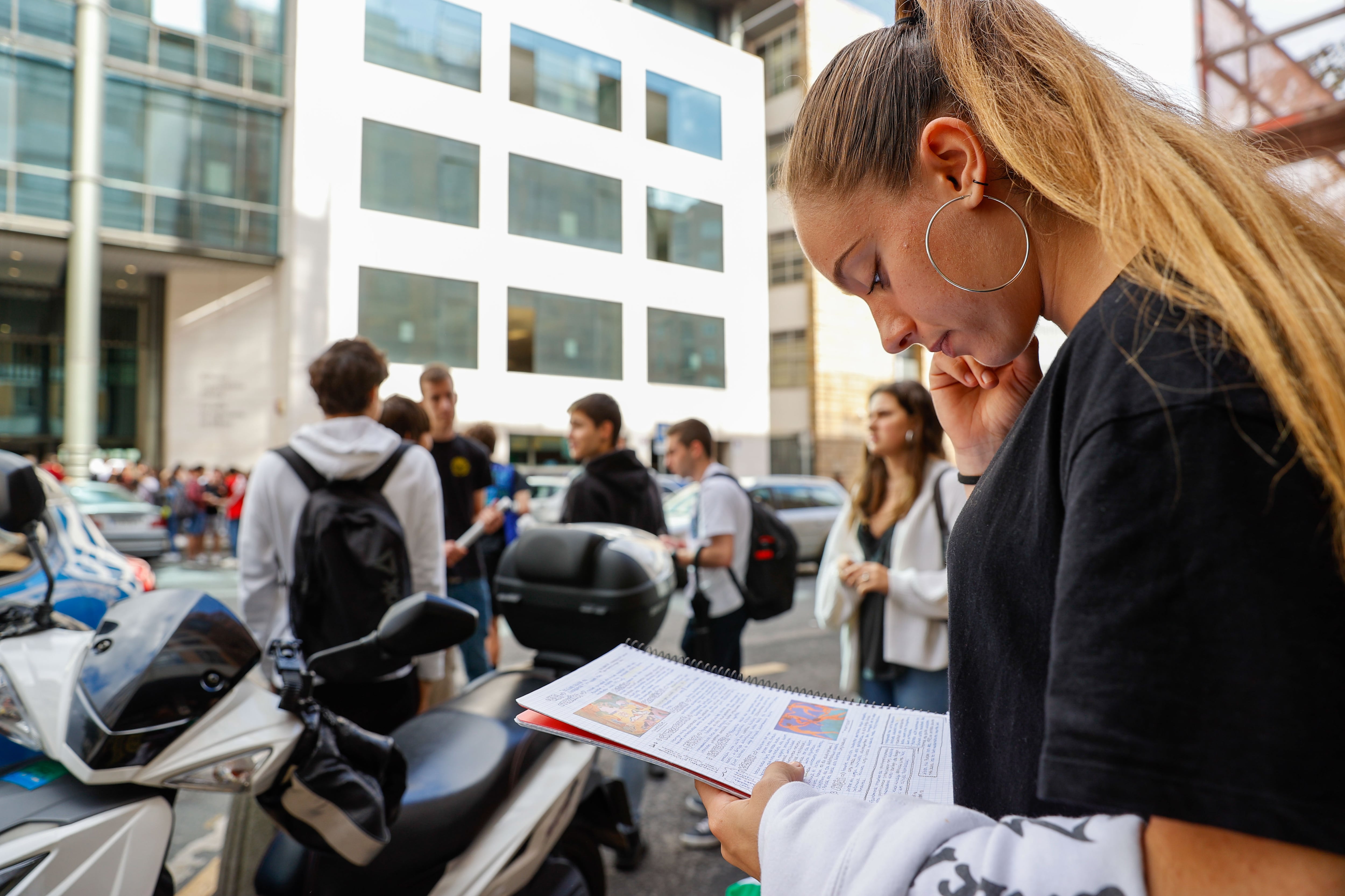 Más de 200.000 alumnos en España esperan para recibir las notas de la EvAU.EFE/Luis Tejido