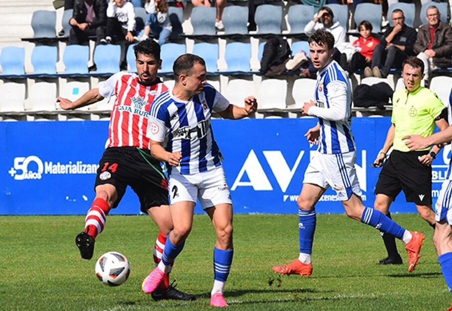 Theo García pelea por el balón