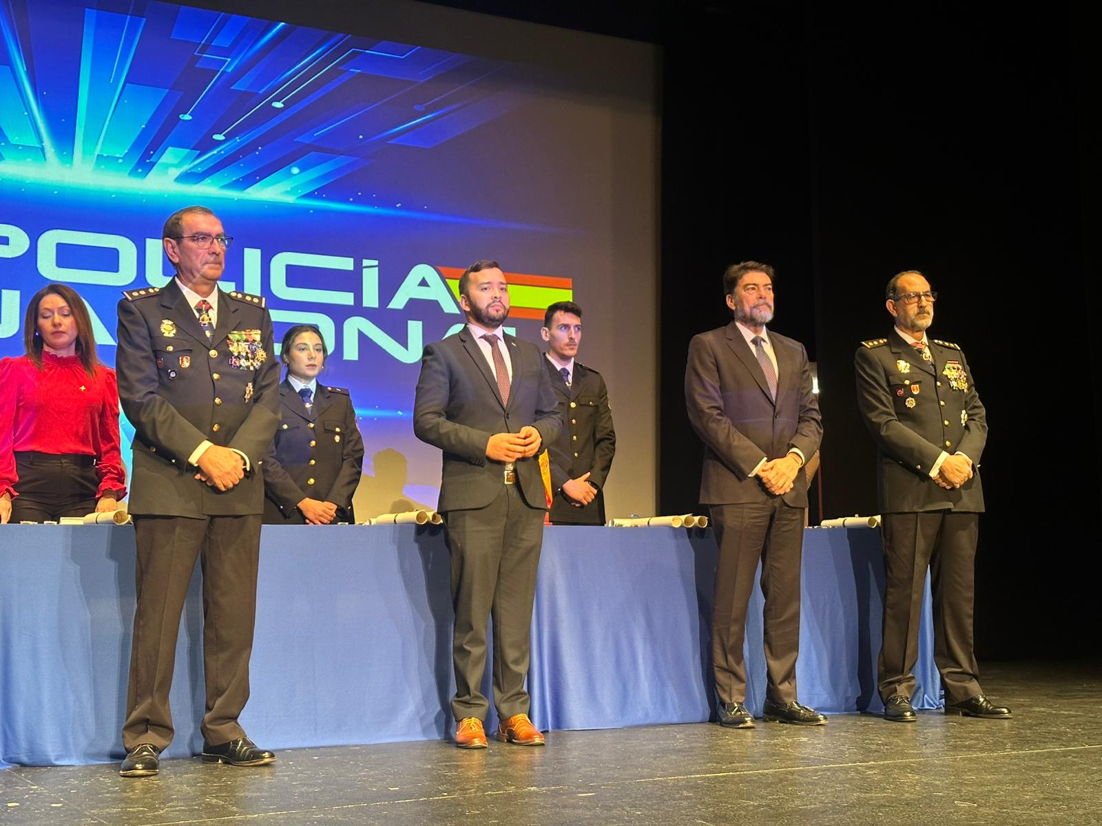 Autoridades durante la conmemoración en Alicante del 202 aniversario de la Policía Nacional