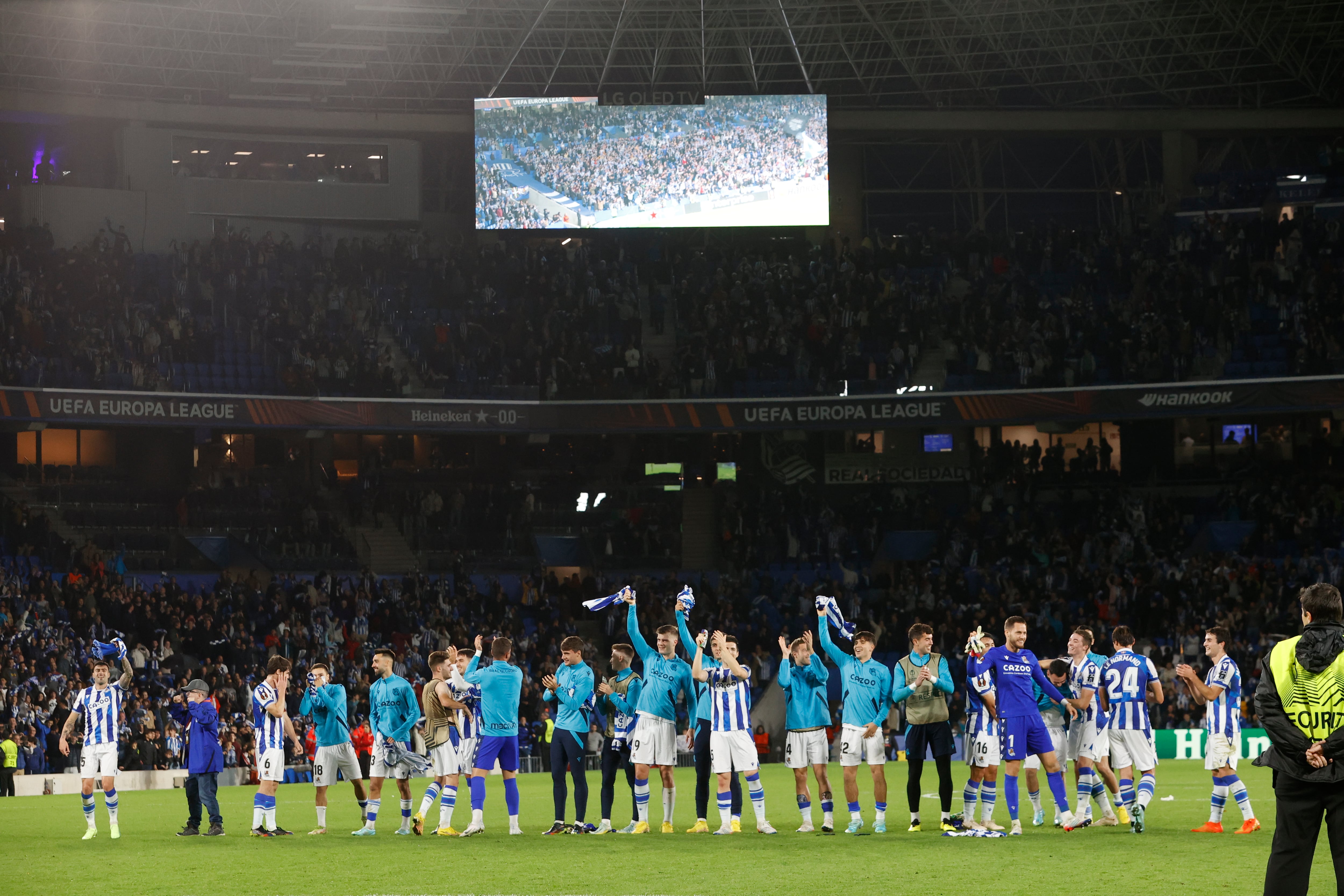 SAN SEBASTIÁN, 03/11/2022.- Los jugadores de la Real Sociedad celebran su clasificación como primeros de grupo tras perder 0-1 contra el Manchester United durante el partido del grupo E de la Liga Europa que disputan este jueves en el estadio Reale Arena, en San Sebastián. EFE/Javier Etxezarreta
