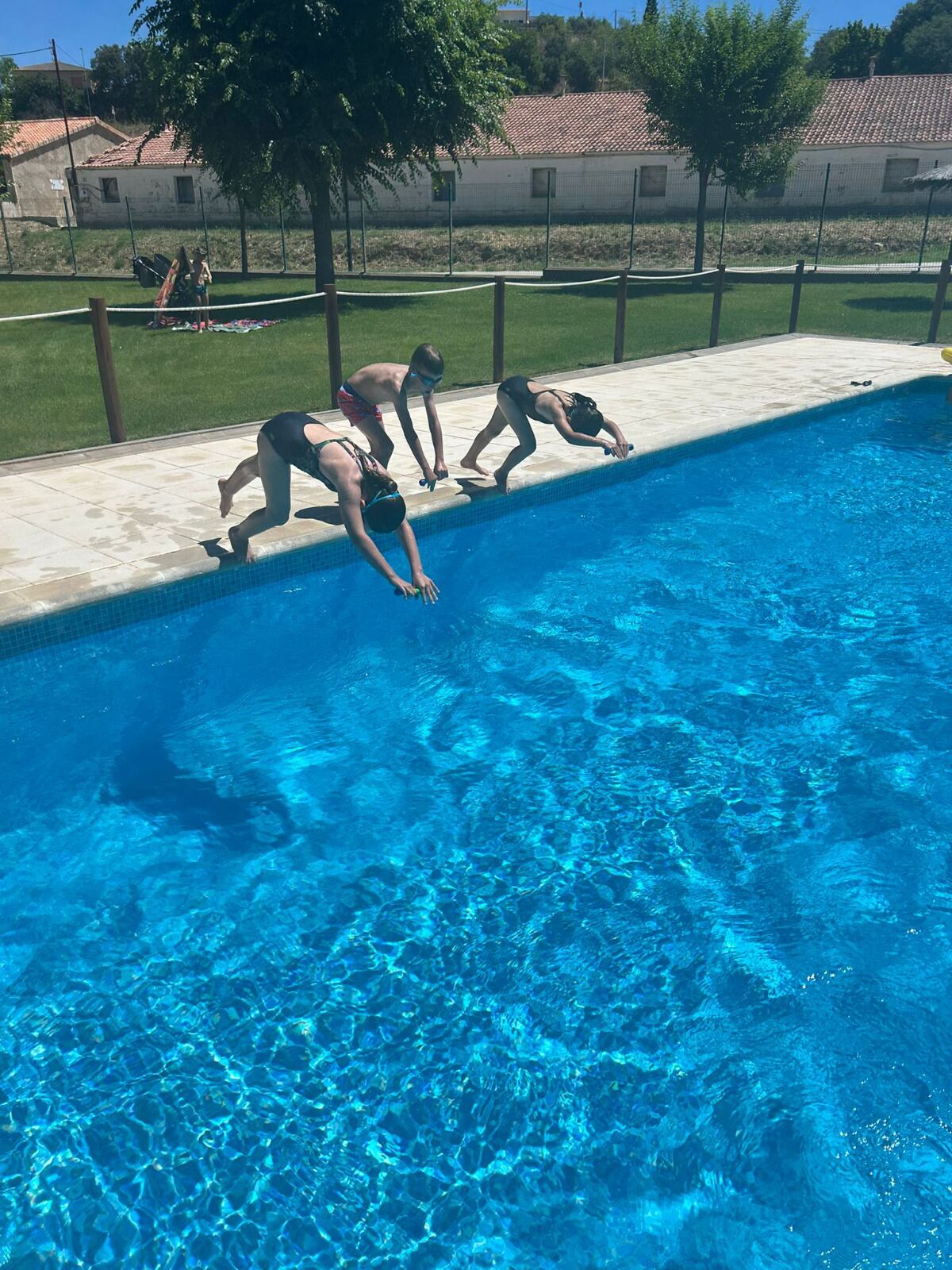 Niños tirándose a la piscina de Barbastro.