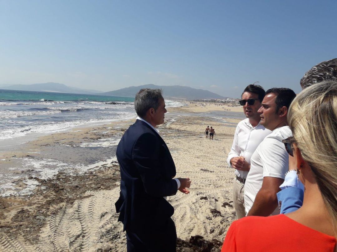 Pacheco, en Tarifa supervisando las tareas de recogida de las algas.