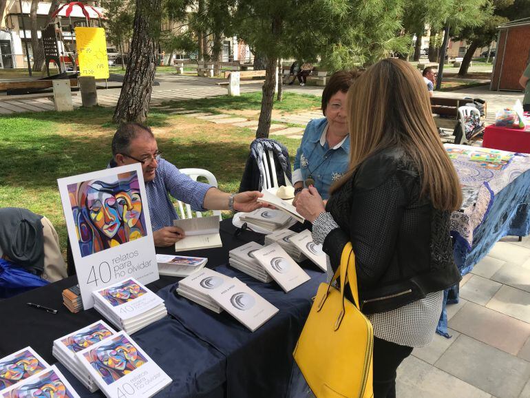 Más de 20 autores han participado en esta feria del Libro de Elda