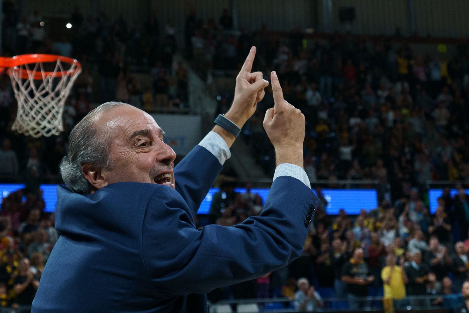 SANTA CRUZ DE TENERIFE, 19/11/2022.- El entrenador del Lenovo Tenerife, Txus Vidorreta, durante el partido de la Liga Endesa entre el Lenovo Tenerife y el Valencia Basket celebrado este sábado en el pabellón Santiago Martín de La Laguna (Tenerife). EFE/ Ramón De La Rocha