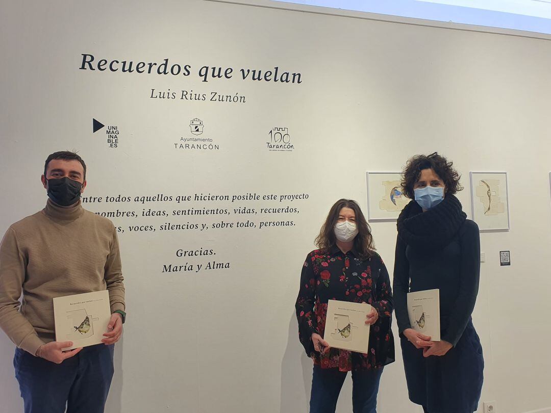 Presentación de la exposición de la mano del concejal de cultura, Raúl Añover, junto a las artistas, Alma Hervás y María Fernández de Terán