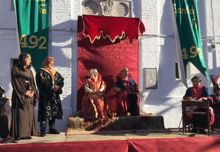 El Ayuntamiento de Santa Fe recreó este viernes la firma de las Capitulaciones entre Cristóbal Colón y los Reyes Católicos