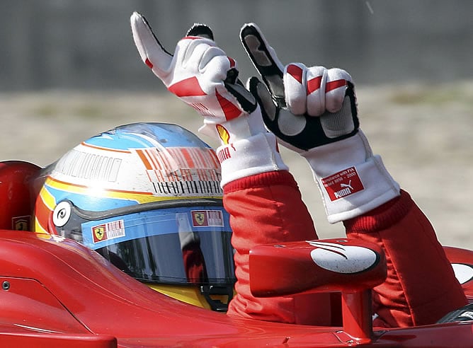 Alonso desde el coche celebra la victoria