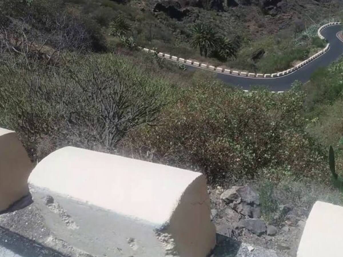 Un herido en el vuelco de un camión articulado en la subida Los Loros