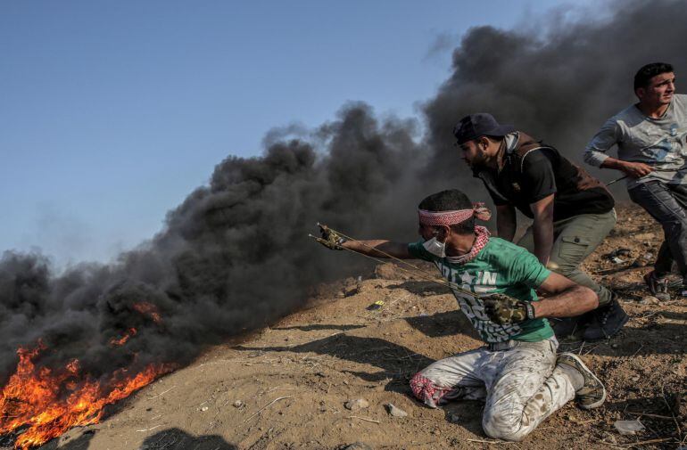 Un manifestante lanza piedras durante enfrentamientos con soldados israelíes el 15 de mayo de 2018 en la frontera de la Franja de Gaza