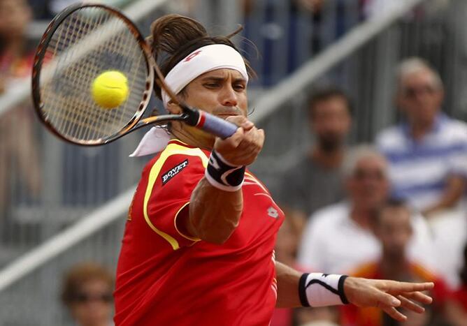 El tenista español David Ferrer, durante el partido frente al estadounidense John Isner, el primero de la tercera jornada de la semifinal de Copa Davis entre España y Estados Unidos, que se disputa en la pista construída en el Parque Hermanos Castro de Gi