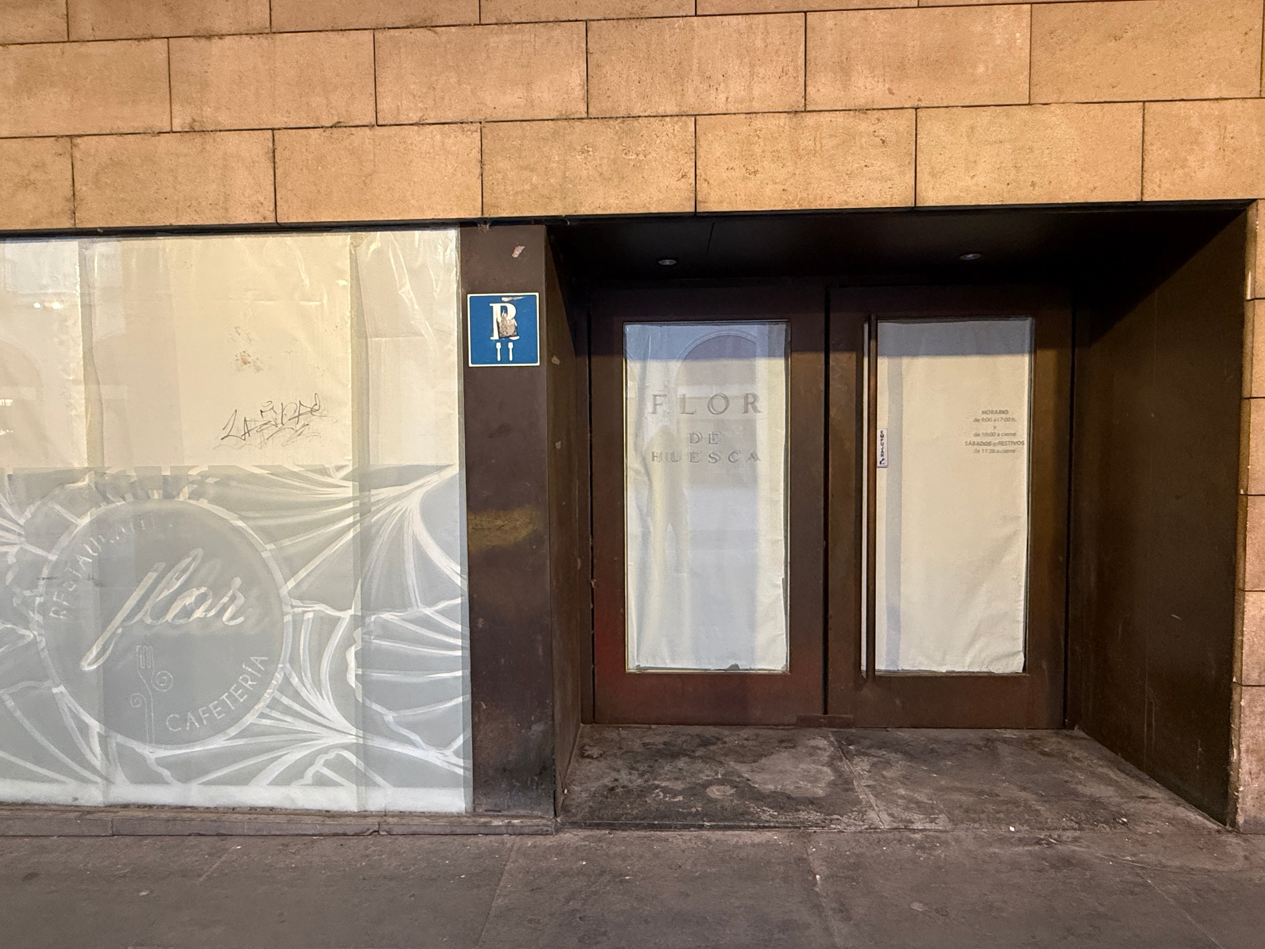 Local del antiguo restaurante Flor en los bajos de la Diputación de Huesca