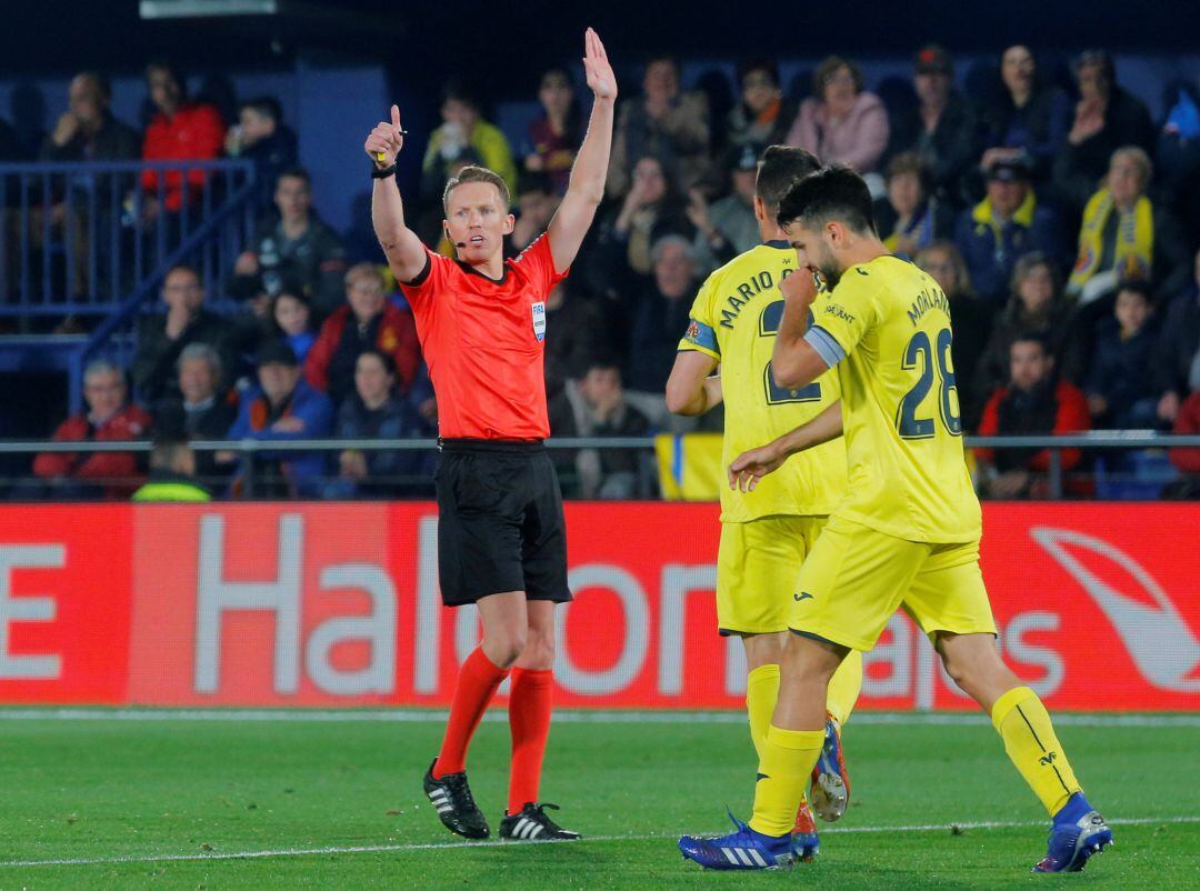 Soccer Football - La Liga Santander - Villarreal v FC Barcelona - Estadio de la Ceramica, Villarreal, Spain - April 2, 2019  Referee Alejandro Hernandez Hernandez gestures during the match       REUTERS Heino Kalis