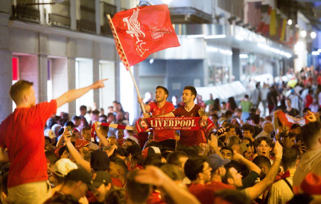 Aficionados del Liverpool celebran la victoria en Madrid. 