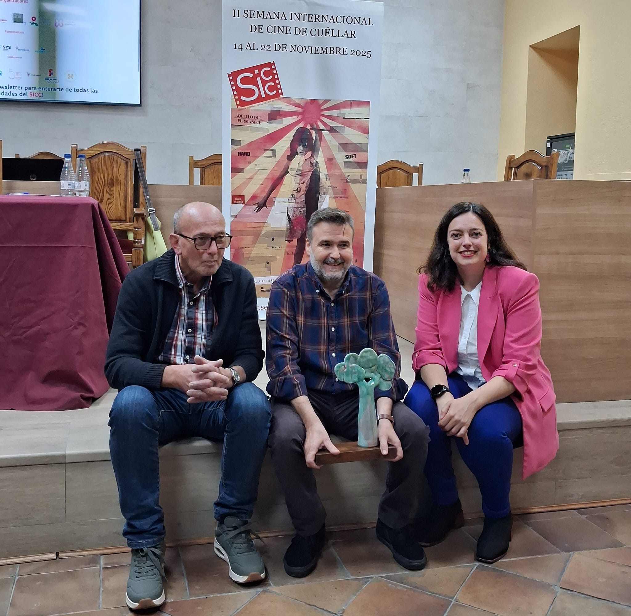 Rafael de Benito, Jose María Velasco y Maite Sánchez, con el premio que entregarán al corto ganador dentro de la II Semana Internacional de Cine de Cuéllar